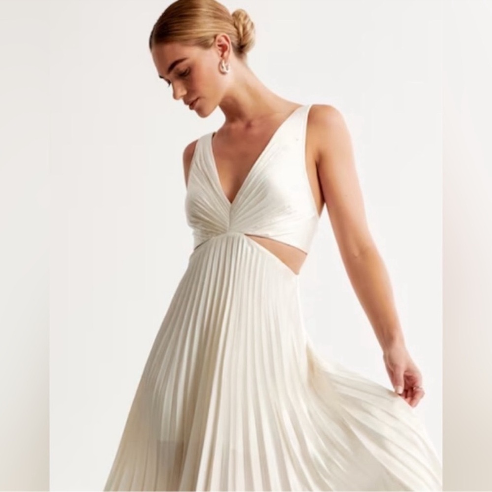 Abercrombie & Fitch Cream Pleated
Midi Dress